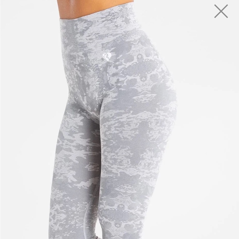 Women’s best green and gray camo leggings